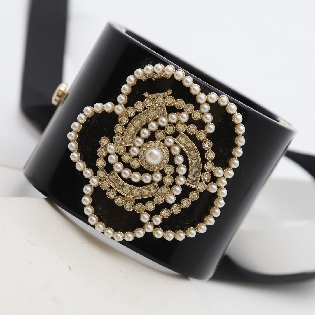 European And American Fashion Exaggerated And Atmospheric Design, High-quality Black Camellia Water Diamond Pearl Acrylic Open Buckle Women's Bracelet