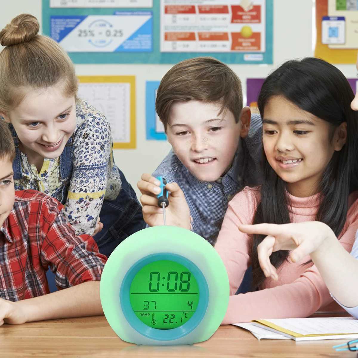 Autres horloges Accessoires Réveil pour enfants LED Horloge numérique 7 couleurs changeantes Veilleuse Horloge de chevet 12/24H Alimenté par batterie Température intérieure L2403