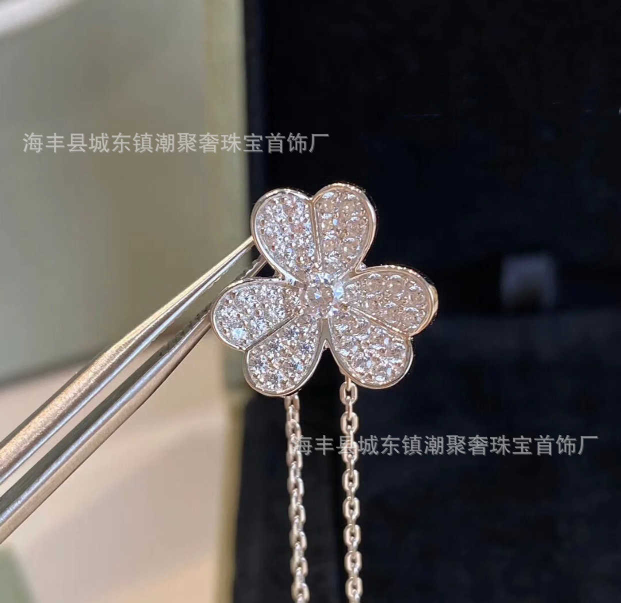 V Necklace V Gold Gaoding Clover Necklace Full Diamond CNC Precision Edition Silver Plated 18K Thick Gold Petal Pendant Factory Fanjia