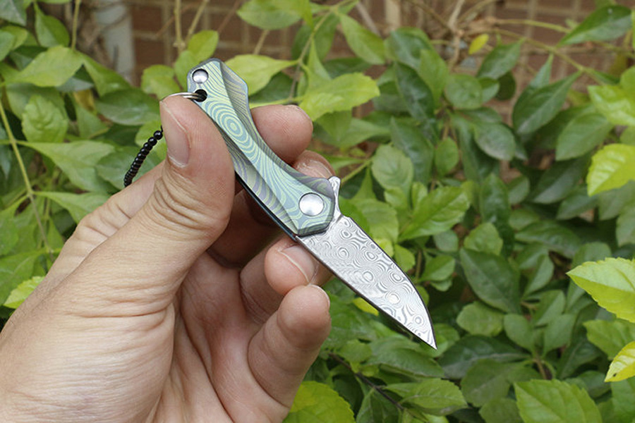 Remise Chaude Mini petit couteau pliant en acier damas VG10 de haute qualité, couteaux à chaîne à collier EDC, manche en alliage de titane vert TC4