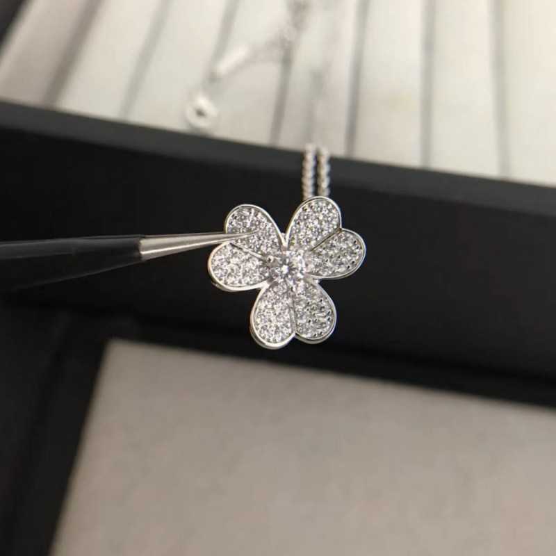 V Naszyjnik Precision Silver Edition CNC Full Diamond Clover Naszyjnik z diamentowymi pełnymi diamentowymi kwiatami dla mężczyzn i kobiet para obroża