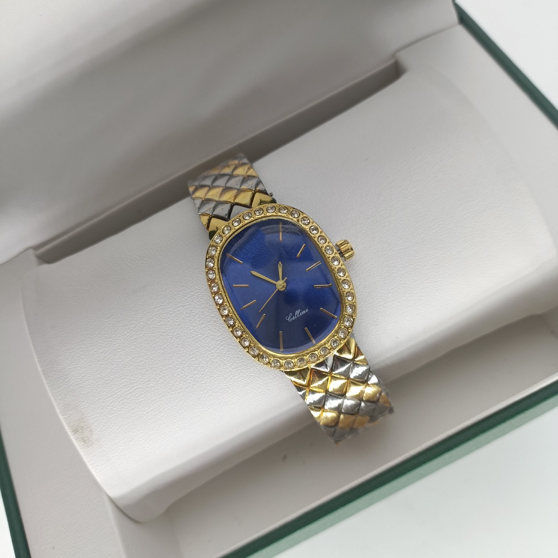 2024 Novo relógio feminino, oval, movimento automático de quartzo, relógio casual, pulseira de aço inoxidável, mostrador moderno, presente de aniversário, com caixa