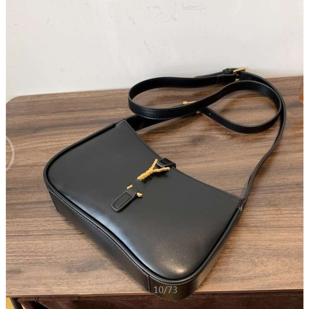 Nuovo prezzo all'ingrosso del designer Borsa di moda Nuova famiglia Stessa fibbia in metallo Lettera Hobo Piccola borsa quadrata Sotto ascella Singola spalla Cinturino da donna portatile