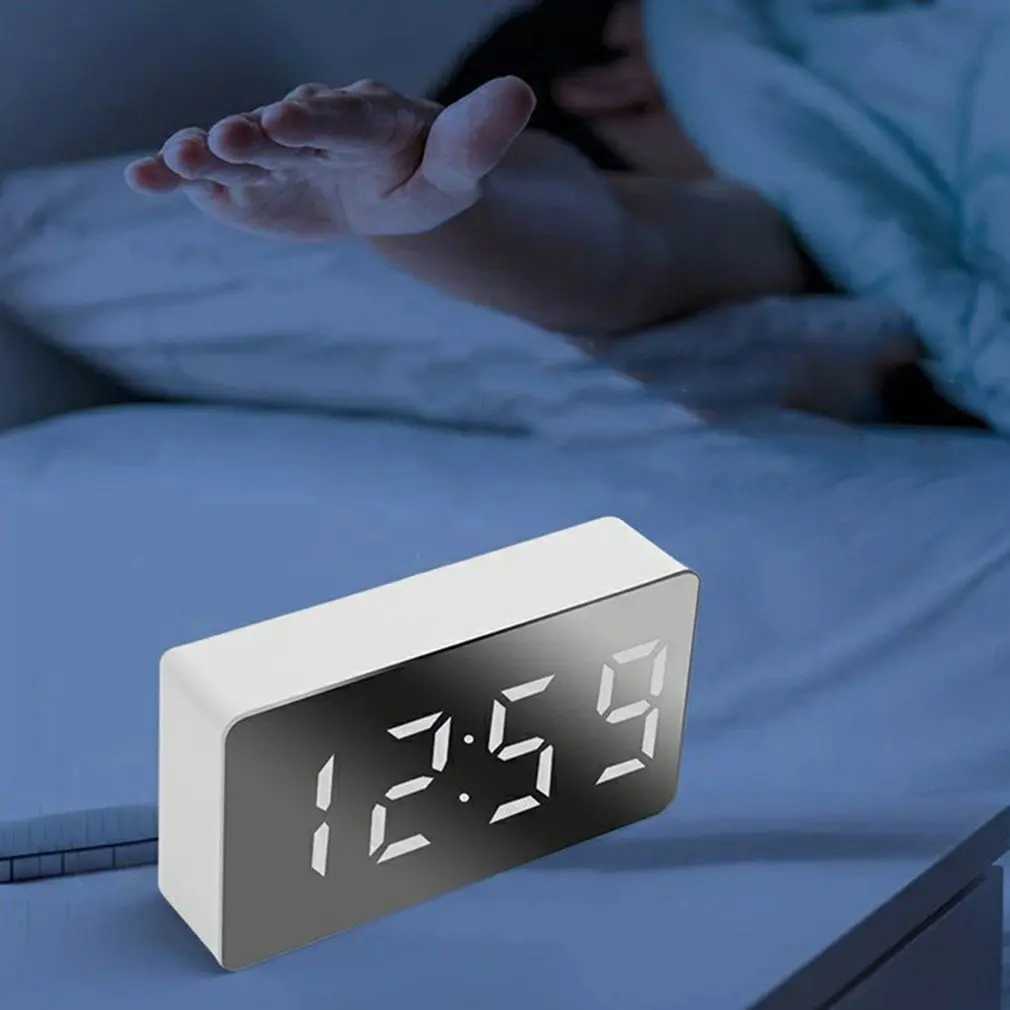 Andere Uhren Zubehör Einfache leuchtende elektronische Desktop-Uhren USB Wake Up Clock Smart Timer Mini Square Kleiner Wecker Cartoon Digital PracticalL2403