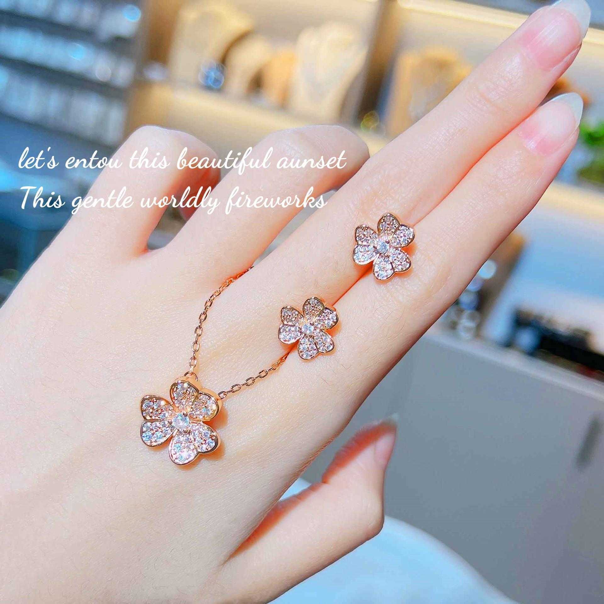 V-ketting Klassieke Lucky Clover-ketting Hanger vol diamanten Bloemblaadjes Bloemarmband Licht Luxe Klein netwerk Rode oorbellen Vrouw