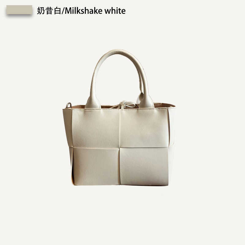 Luxury Bottegs Venets Tote Sac 2024 Été Nouveau Fashion tissé grand sac pour femmes Capacité en cuir portable Single épaule Single Messenger avec un logo d'origine 1: 1