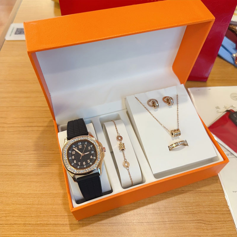 Luksusowe kobiety 5 zestawów Zegarek Naszyjnik Bransoletka Pierścień kolczyka z pudełkiem prezentowym gumowe paski projektant zegarków damski na rękę dla Lady Christmas Walentynki