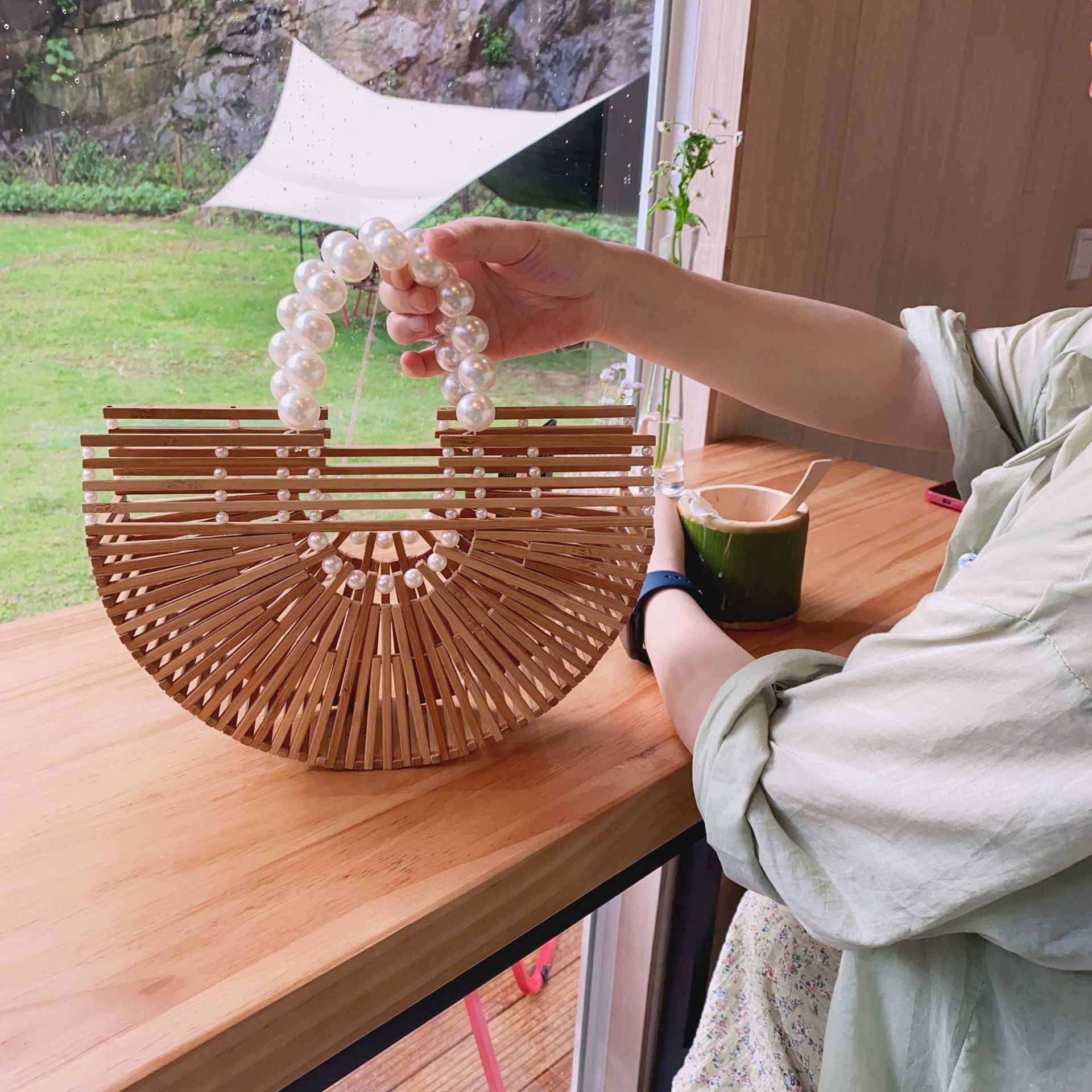 ビーチハンドバッグは、パールウーブン女性の竹の手作りの半円形のハンドハンドビーチバッグ240312