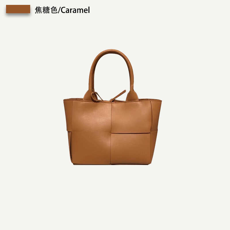 Luxury Bottegs Venets Tote Sac 2024 Été Nouveau Fashion tissé grand sac pour femmes Capacité en cuir portable Single épaule Single Messenger avec un logo d'origine 1: 1