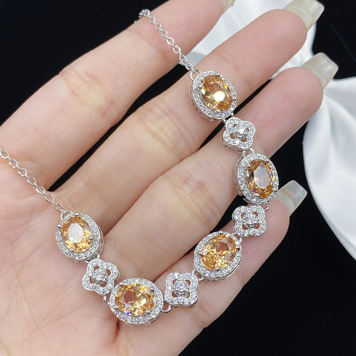 2024 Ins Top Sell Wedding Bracelet Sparkling Luxury Jewelry 925 Sterling Silver Oval Cut Champagne Diamond CZ Gemstones Party Elegant Women Bangle Gift