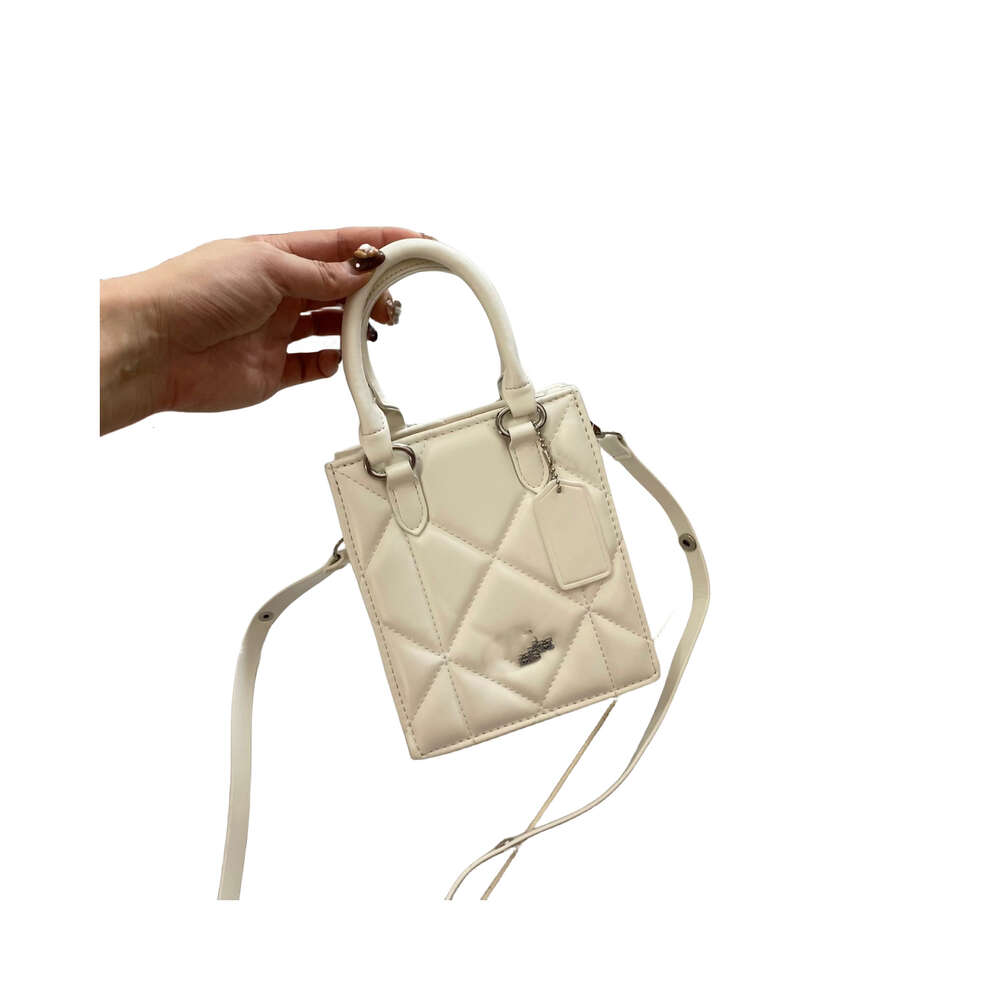 Gros Designer Nouveaux sacs à main 50% de réduction sur la nouvelle mode polyvalente haut de gamme sac à bandoulière unique avec fil de poche petit carré