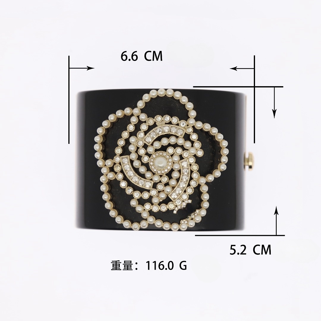 Mode européenne et américaine design exagéré et atmosphérique, bracelet pour femme à boucle ouverte en acrylique avec perles de diamant d'eau de camélia noir de haute qualité