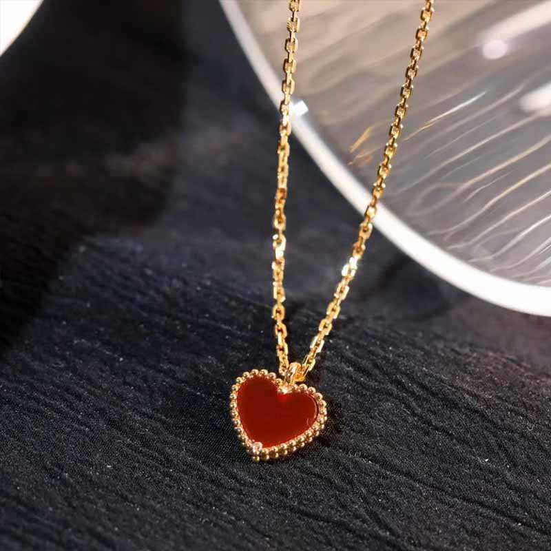 V-Halskette Fanjia LUCKY Love Red Jade Medal Rose Gold Halskette 925 Silber Classic Heart Shaped Pendant Collar Chain Gift