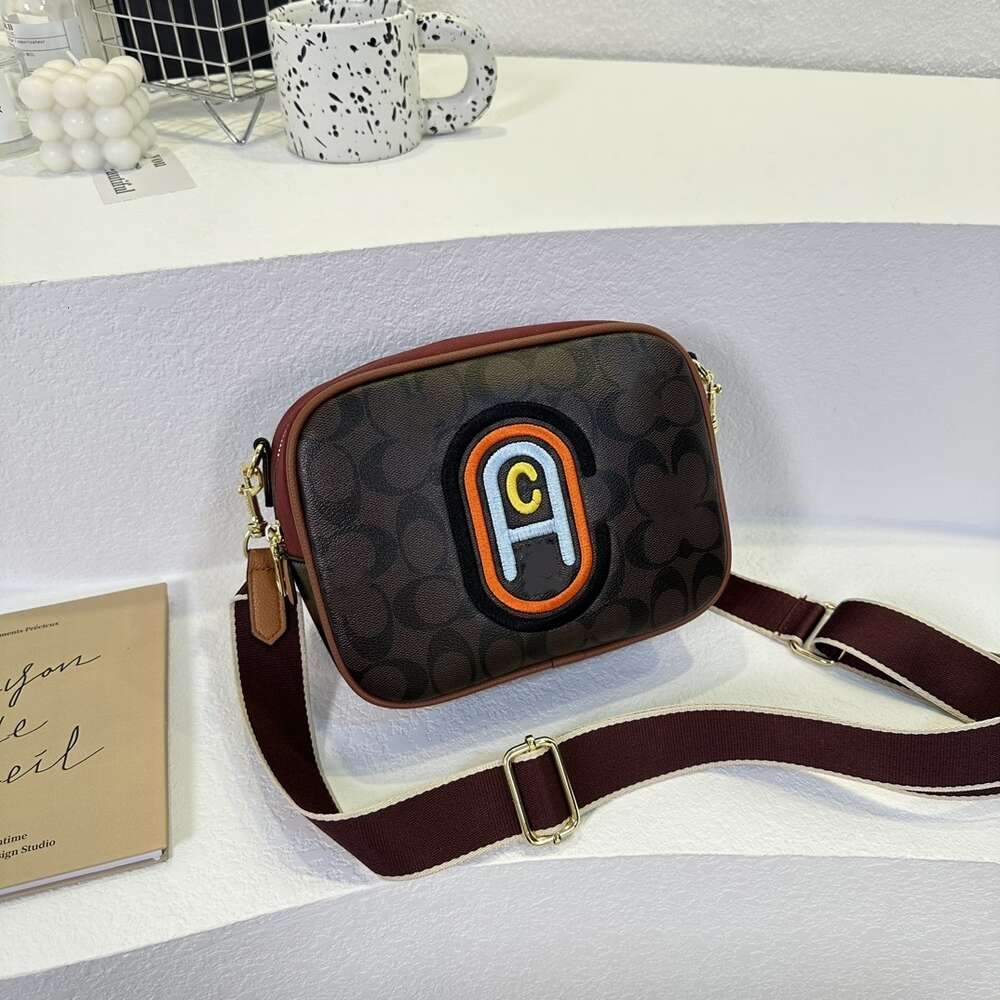 Goedkope groothandel designer handtassen modieuze tas voor dames in het voorjaar nieuwe contrasterende kleine vierkante enkele schouder crossbody populaire camera brede riem