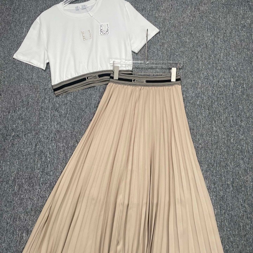ツーピースドレスデザイナー女性用半袖花柄の刺繍Tシャツとカラーブロックプリーツロングスカート2インケットドレススーツSMLXL HCL2