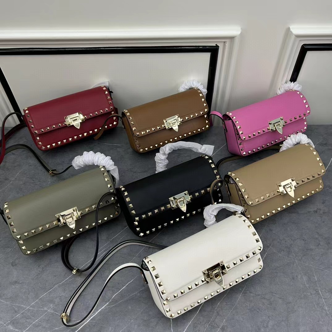 Real Cow Leather Rivets Shoulder Bag Designer Studs Crossbody Bags Wallet Handbags Purse Fashion Metallic Women Cowhide Clutch Bag Classic Metal Hook Buckle 2636