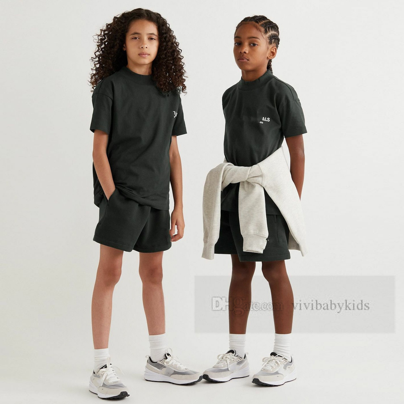 Дизайнерские детские комплекты одежды с буквенным принтом для мальчиков и девочек, футболка с короткими рукавами, эластичные шорты на шнурке, летние детские повседневные наряды Z7145