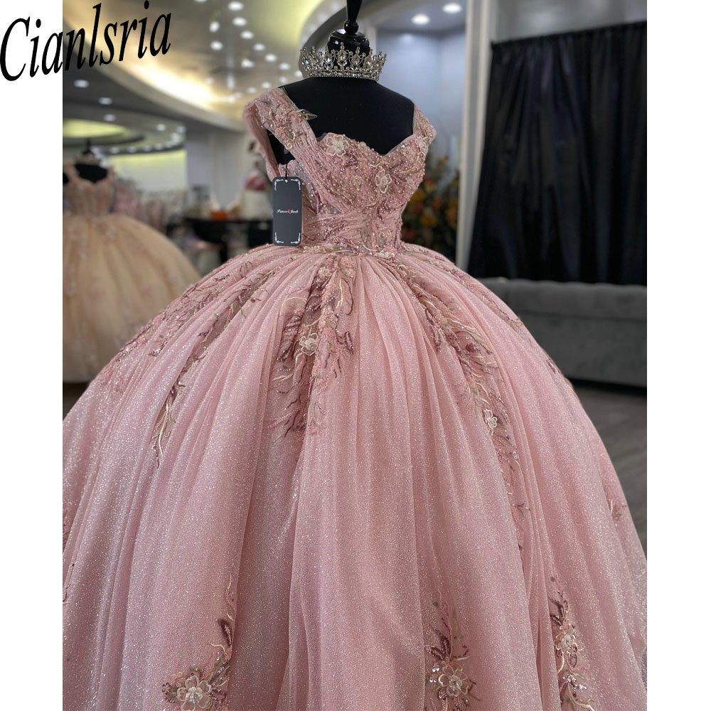 Rosa pärlor som pärlar av axelbollklänningen quinceanera klänningar paljetter applikationer spetsplott korsett vestido de 15 anos