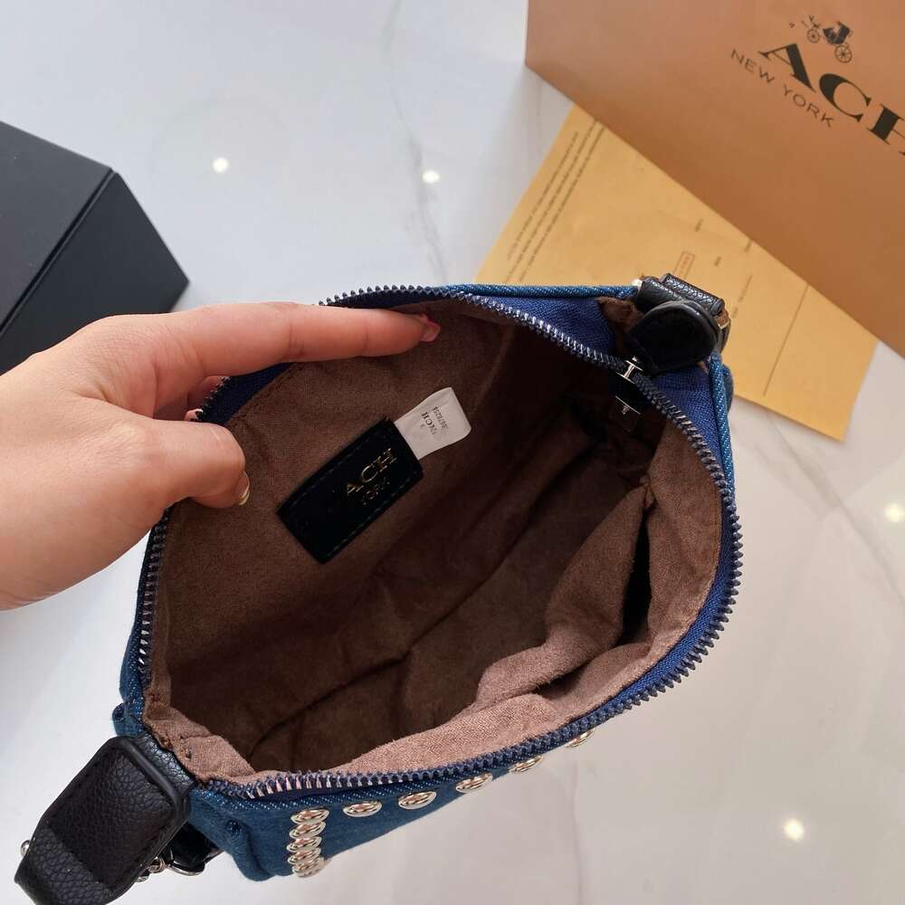 Ucuz Toptan Tasarımcı Çantalar Yeni Under Under Underghty Rivet Çantası Wtern ve Küçük Hobo Omuz Denim Mavi Çok yönlü stil Kou Telefon Parti