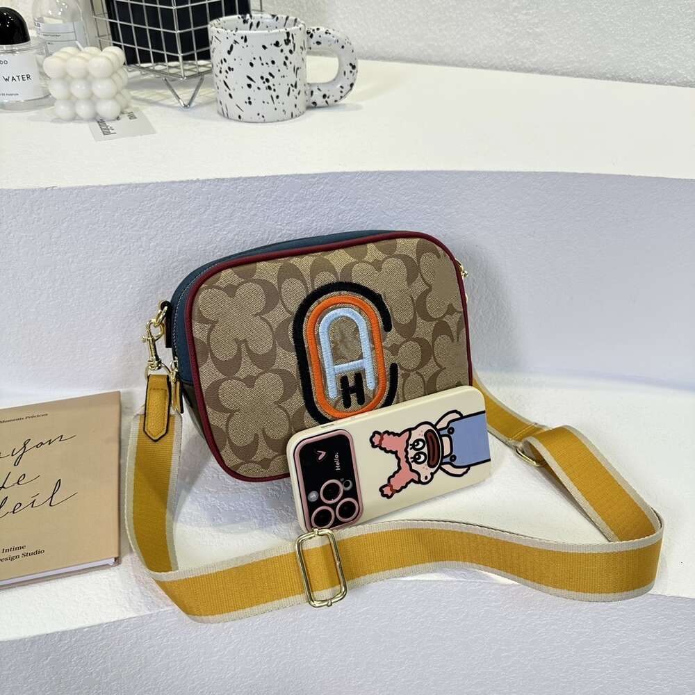 Goedkope groothandel designer handtassen modieuze tas voor dames in het voorjaar nieuwe contrasterende kleine vierkante enkele schouder crossbody populaire camera brede riem