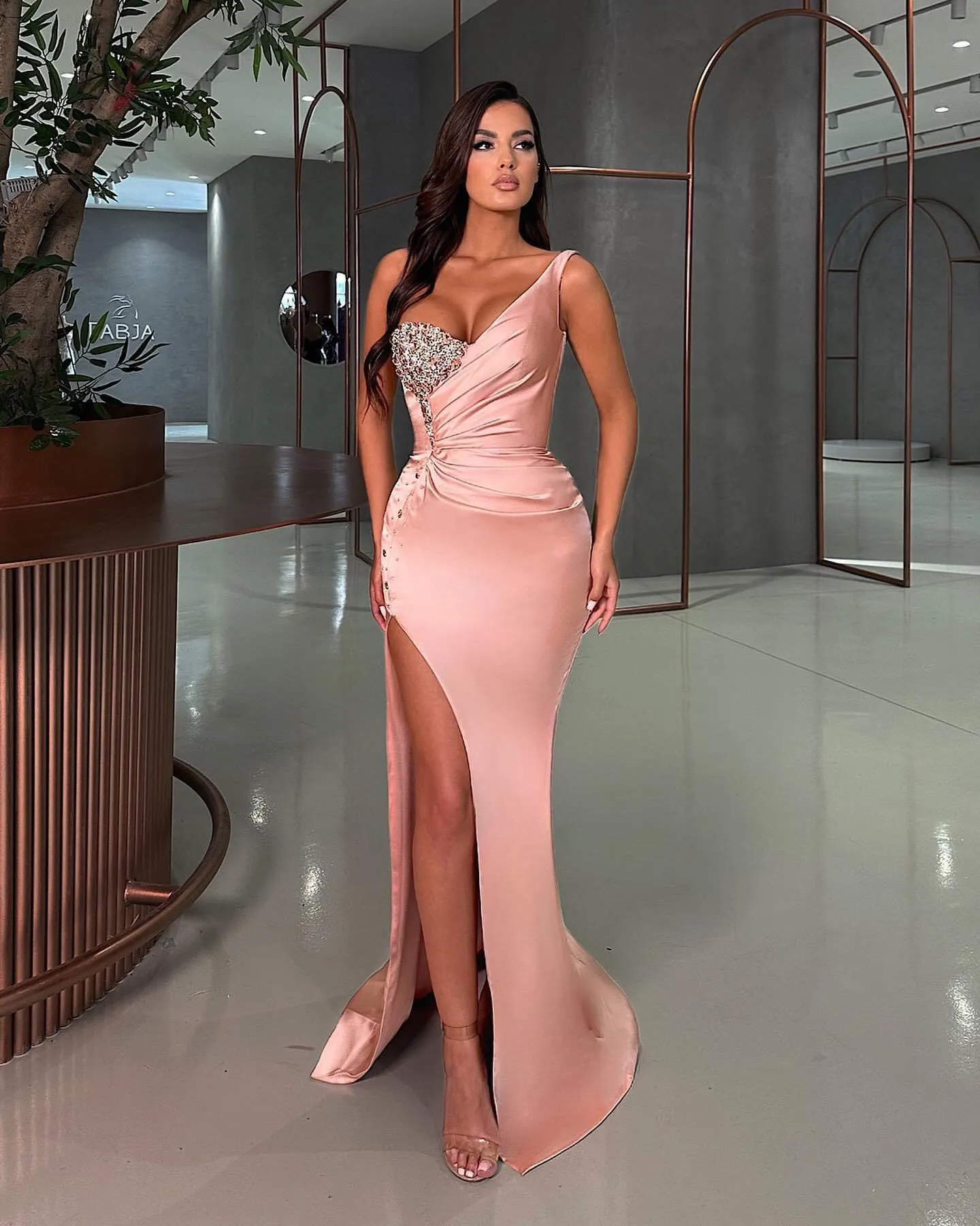 Modest Pink One Shoulder Prom Dresses with Split Beadings Satin Bead Mermaid Evening Party Gowns Sweep Train Vestidos de fiesta