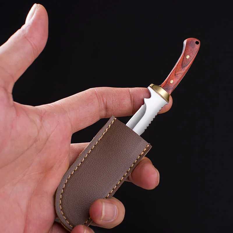 Coltelli da caccia da campeggio Portachiavi Coltello da tasca Manico in legno Piccoli mini coltelli EDC portatile Lama fissa Taglierina con copertura in pelle Strumenti di sopravvivenza all'aperto Regalo 240315