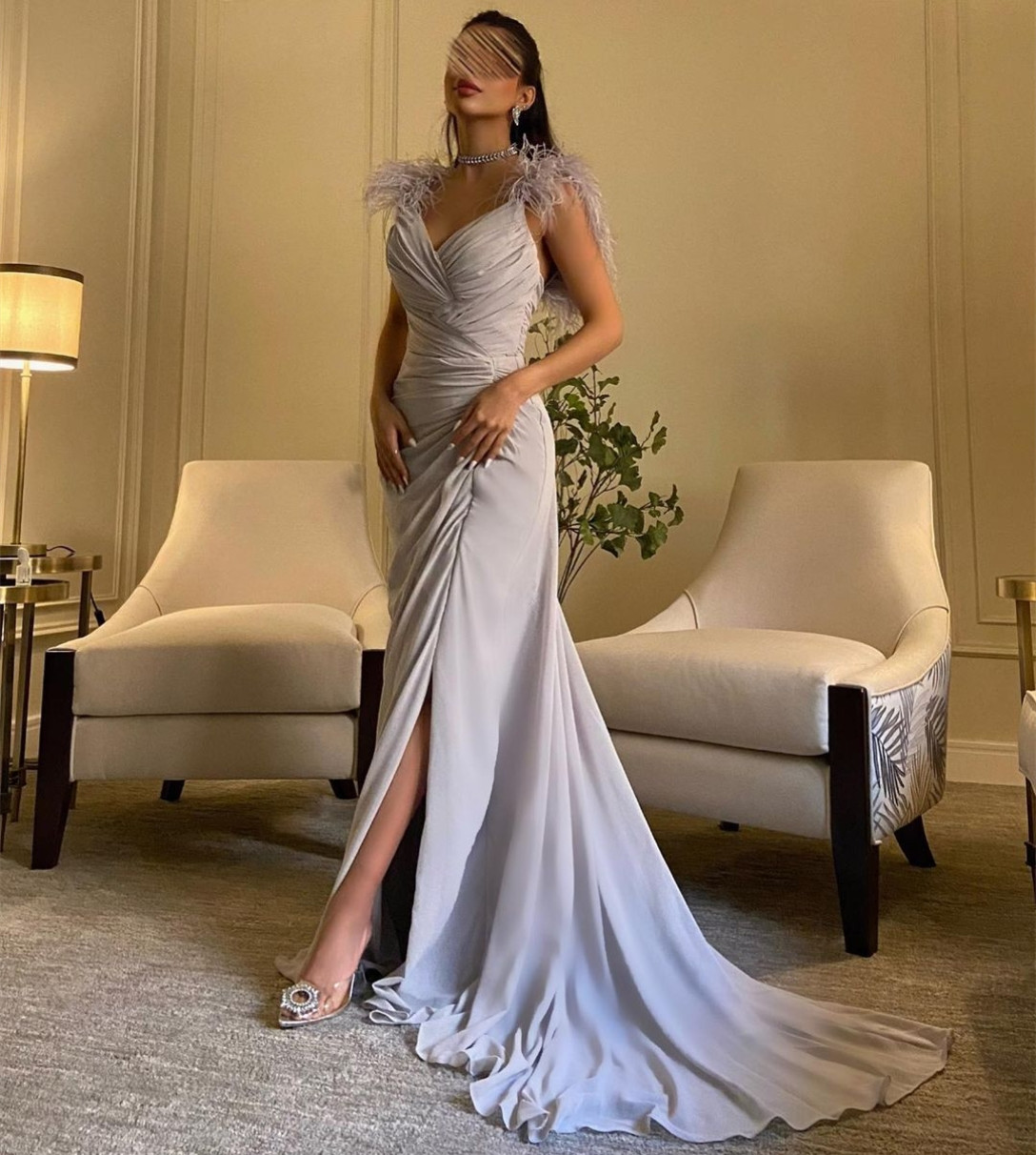 Elegant Long Gray Chiffon Evening Dresses With Slit/Feathers A-Line Sleeveless Zipper Back Sweep Train Pleated Prom Dresses Robe De Soiree Formal Party Gown for Women