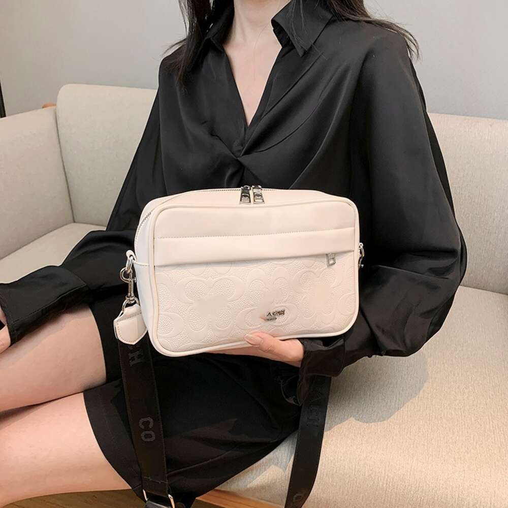 Stylish Handbags From Top Designers Wide Shoulder Strap Autumn and Winter New Style Simple Fashionable Large Capacity Casual Underarm Single Bag Small Square