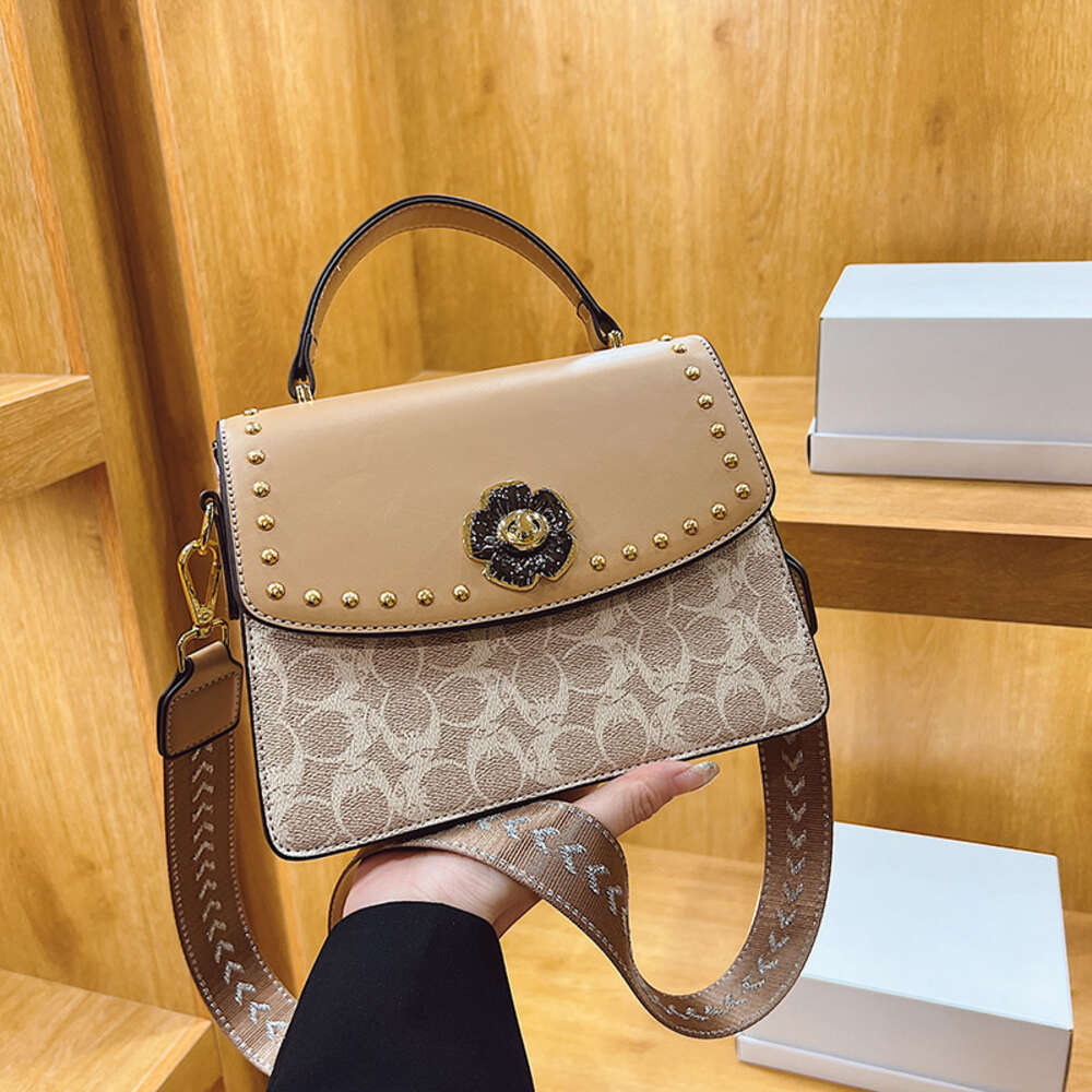 Stilvolle Handtaschen von Top-Designern, Camellia Handheld, klassische Tasche für Damen, neue, leichte, luxuriöse One-Shoulder-Umhängetasche mit Nieten, klein und schlicht