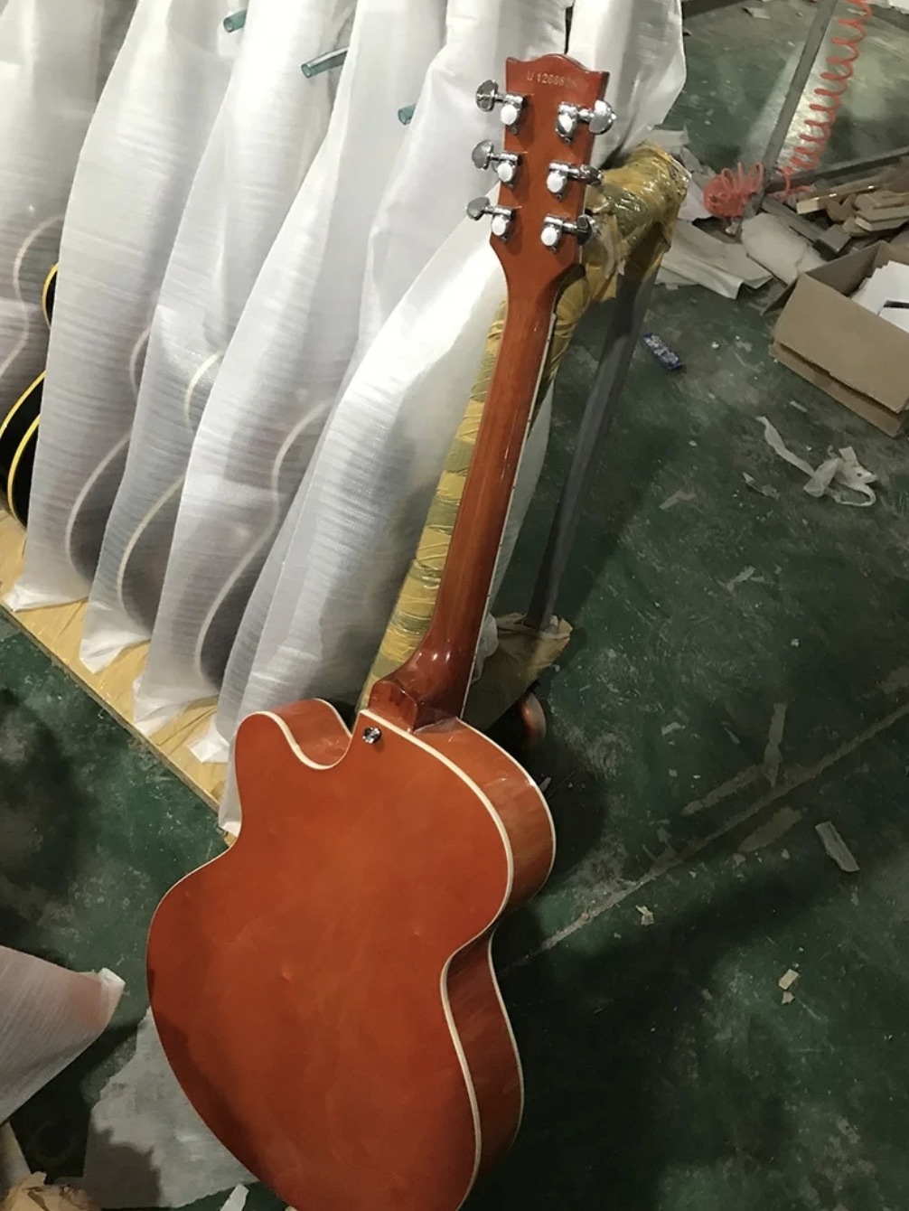 Kundenspezifische E-Gitarre im Jazz-Gret-Stil mit Doppel-F-Loch, Decke aus geflammtem Ahorn, Griffbrett aus Palisanderholz, großes Vibrato-System