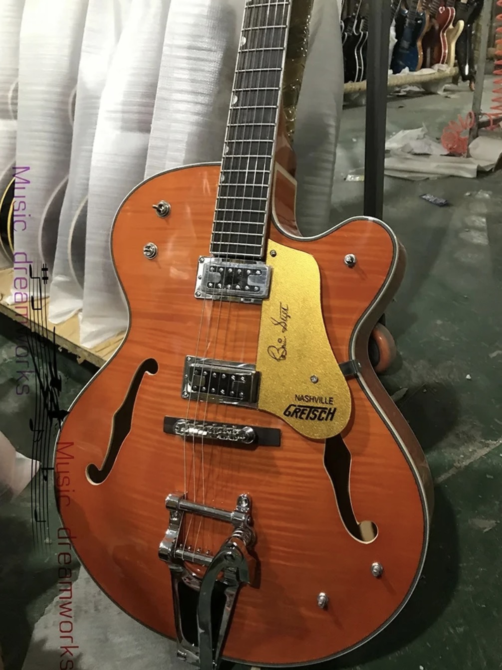 Niestandardowa gitara elektryczna Jazz GRET w stylu podwójnego F, Flowed Maple Top, Rose Wood Twarz, duży system Vibrato