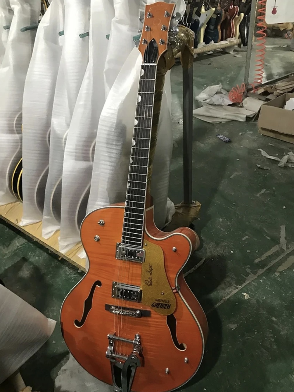 Personalizado duplo f buraco jazz gret guitarra elétrica, topo de bordo inflamado, escala de madeira rosa, grande sistema vibrato