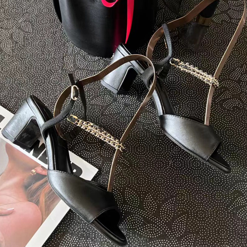 2024 Bayan Tasarımcı Lüks Saf Renk Yüksek Heele Sandalet Moda Klasik Deri Sıradan Metal Zincir Elegance Ayakkabı Lady Seksi Strappy Topuk Sandal Boyutları 35-40