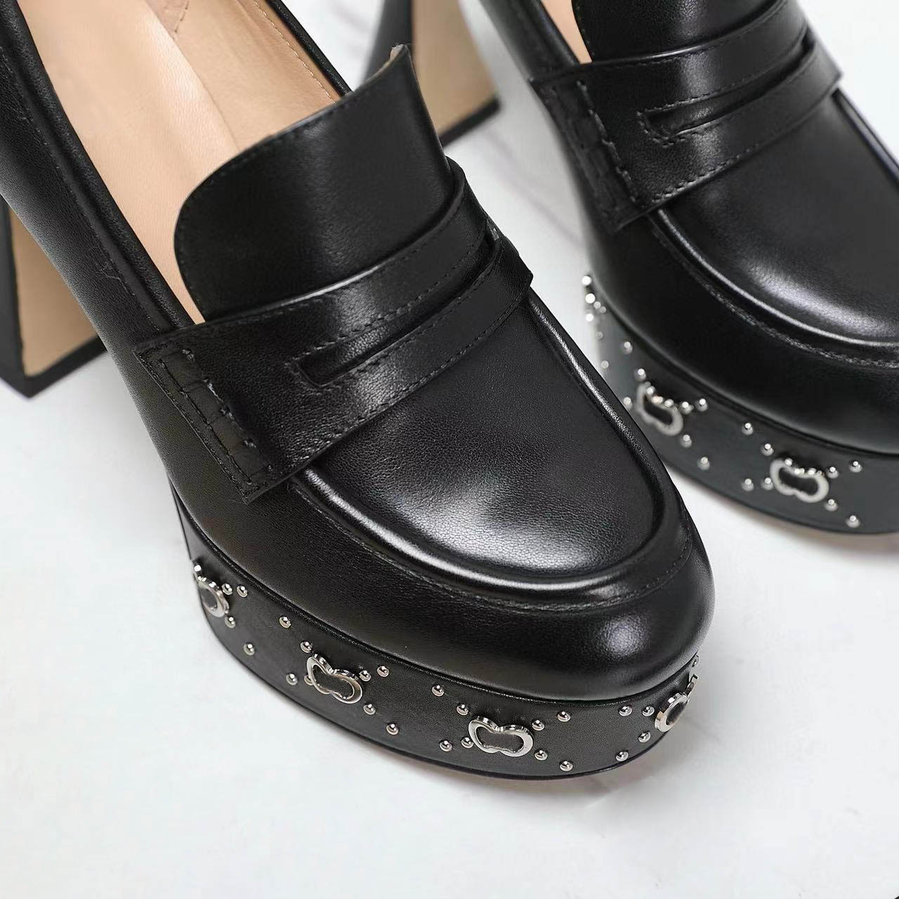 Mocassini firmati Ultima moda di lusso piccole scarpe casual in pelle lucide scarpe nere di lusso singole da donna di alta qualità