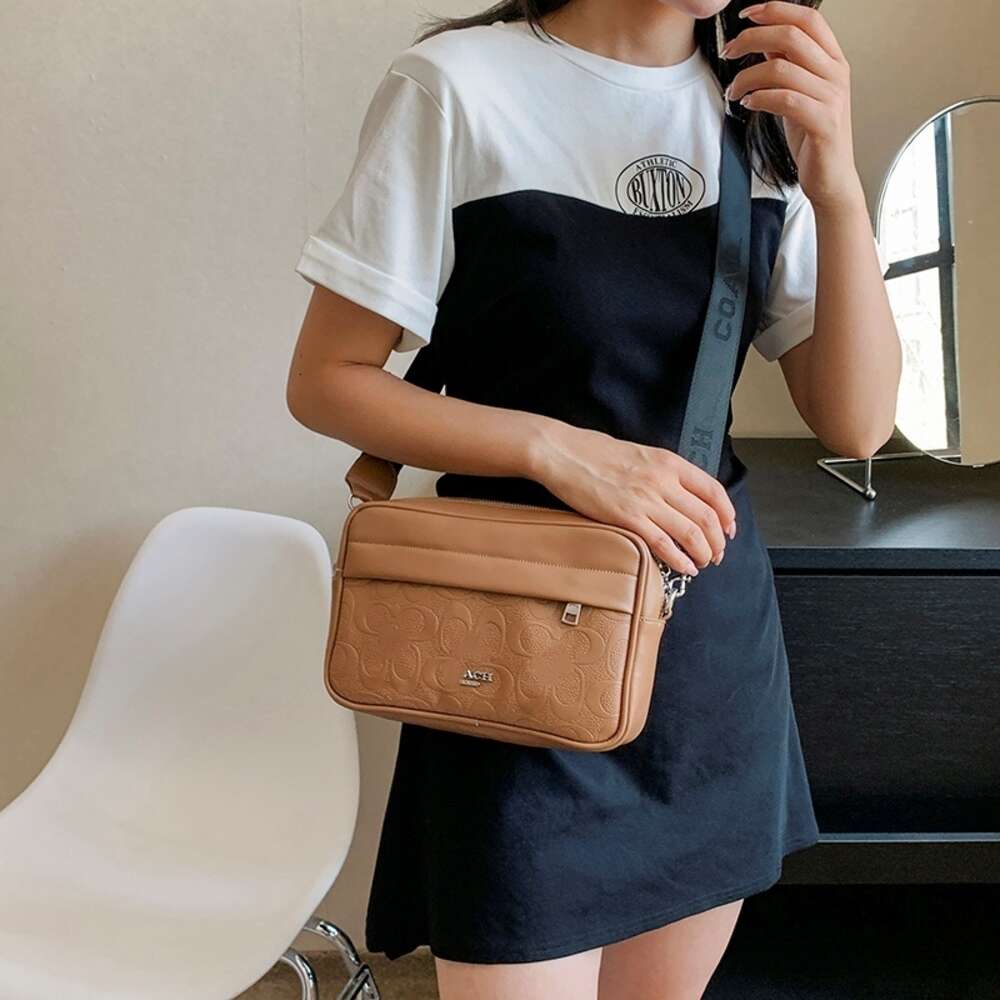 Stylish Handbags From Top Designers Wide Shoulder Strap Autumn and Winter New Style Simple Fashionable Large Capacity Casual Underarm Single Bag Small Square