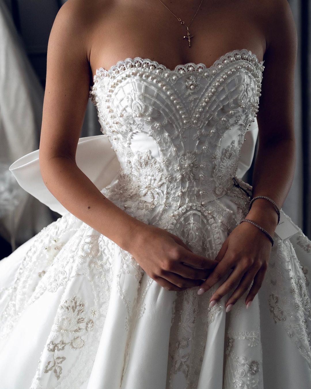 Élégante une ligne femmes robe de mariée sans bretelles sans manches robes de mariée appliques perles balayage train robe sur mesure vestidos de novia