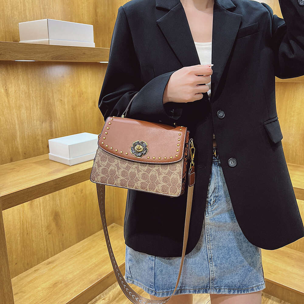 Stilvolle Handtaschen von Top-Designern, Camellia Handheld, klassische Tasche für Damen, neue, leichte, luxuriöse One-Shoulder-Umhängetasche mit Nieten, klein und schlicht