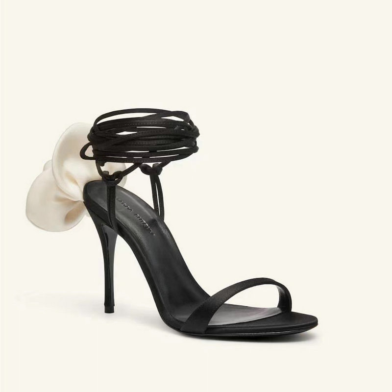 Magda Butrym Designer Sandals Dames Hoge hakken Zomer Nieuwe Satijnen bloem 10 cm Sexy dunne hak open teen riem sandalen luxe feest avondjurk schoenen trouwschoenen trouwschoenen