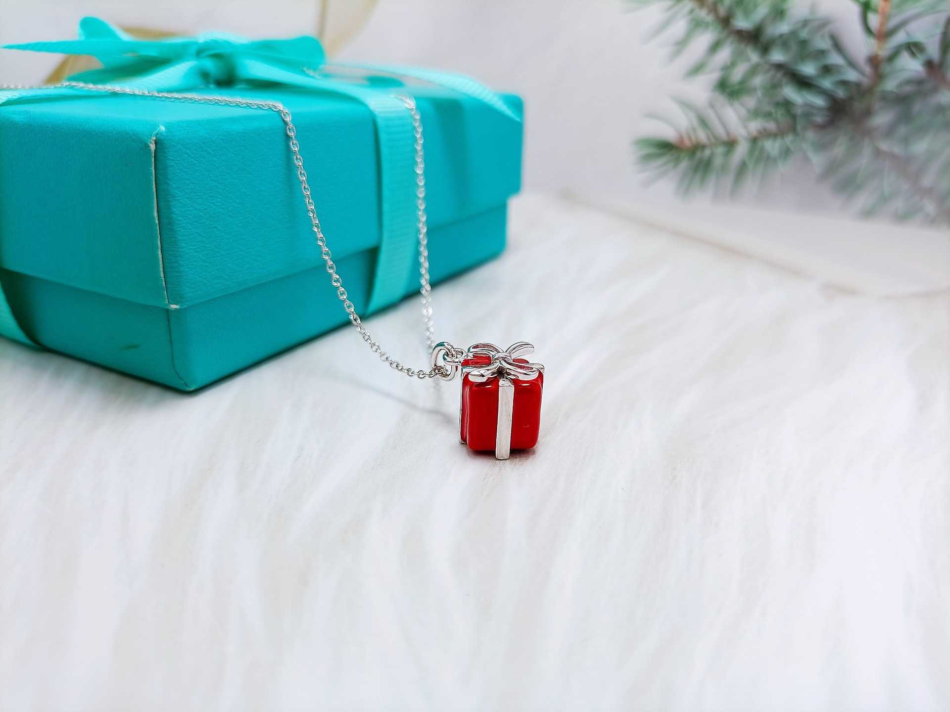 Designer Gift Box Necklace Christmas Fashion Versatile Collar Chain Qixi Valentines Day