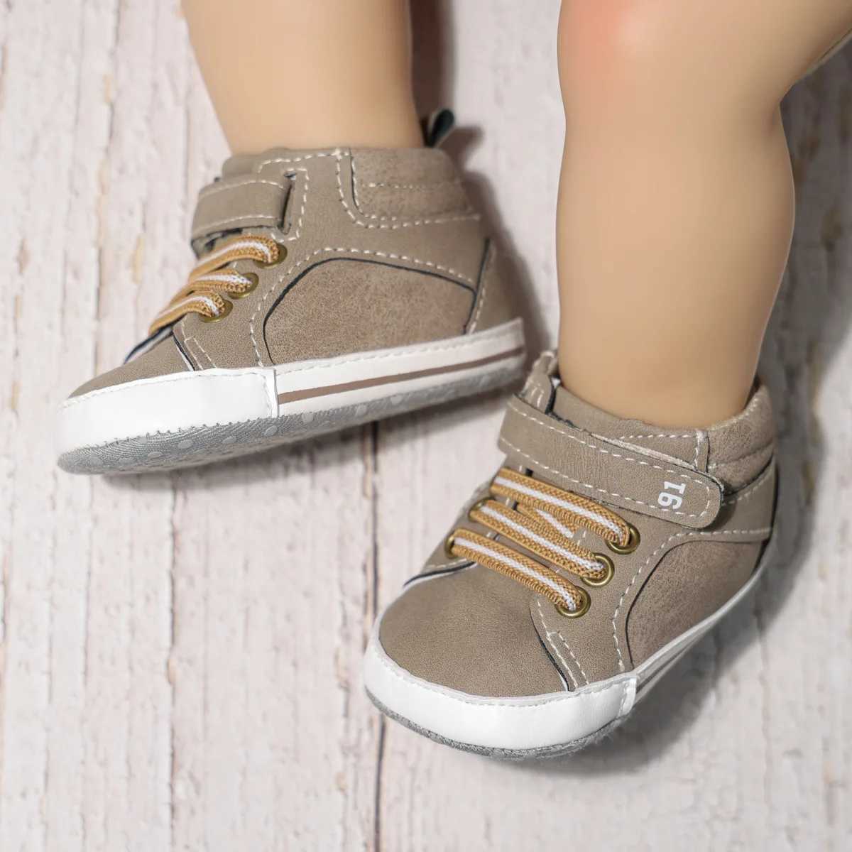 FÖRSTA WALKERS NYA BABY CANVAS Non-Slip Sneakers Soft Checkered Baby Boy Girl High Walking Shoes Nyfödda First Walker Baby Shoes Everyday 240315