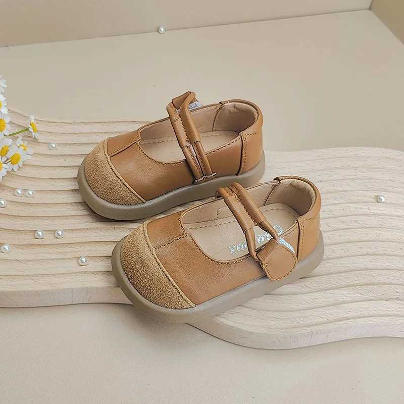Första vandrare 2024 Småbarnsklänningskor Patch Suede Girls Shoes for Weeding Toddler Shoes Mary Jane Simple Solid Ballerinas Flat for Walking 240315