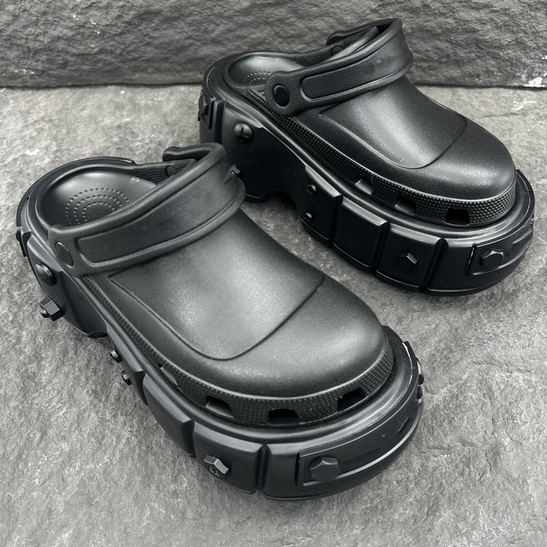 2024 Nouveaux Femmes Hommes Pantoufles Mode Triple S Tongs HardCroc Beach Piscine Diapositives Sandales Sports Punk Style Caoutchouc Rivet Slide Chaussures En Mousse Occasionnelles Water Walker Trainer