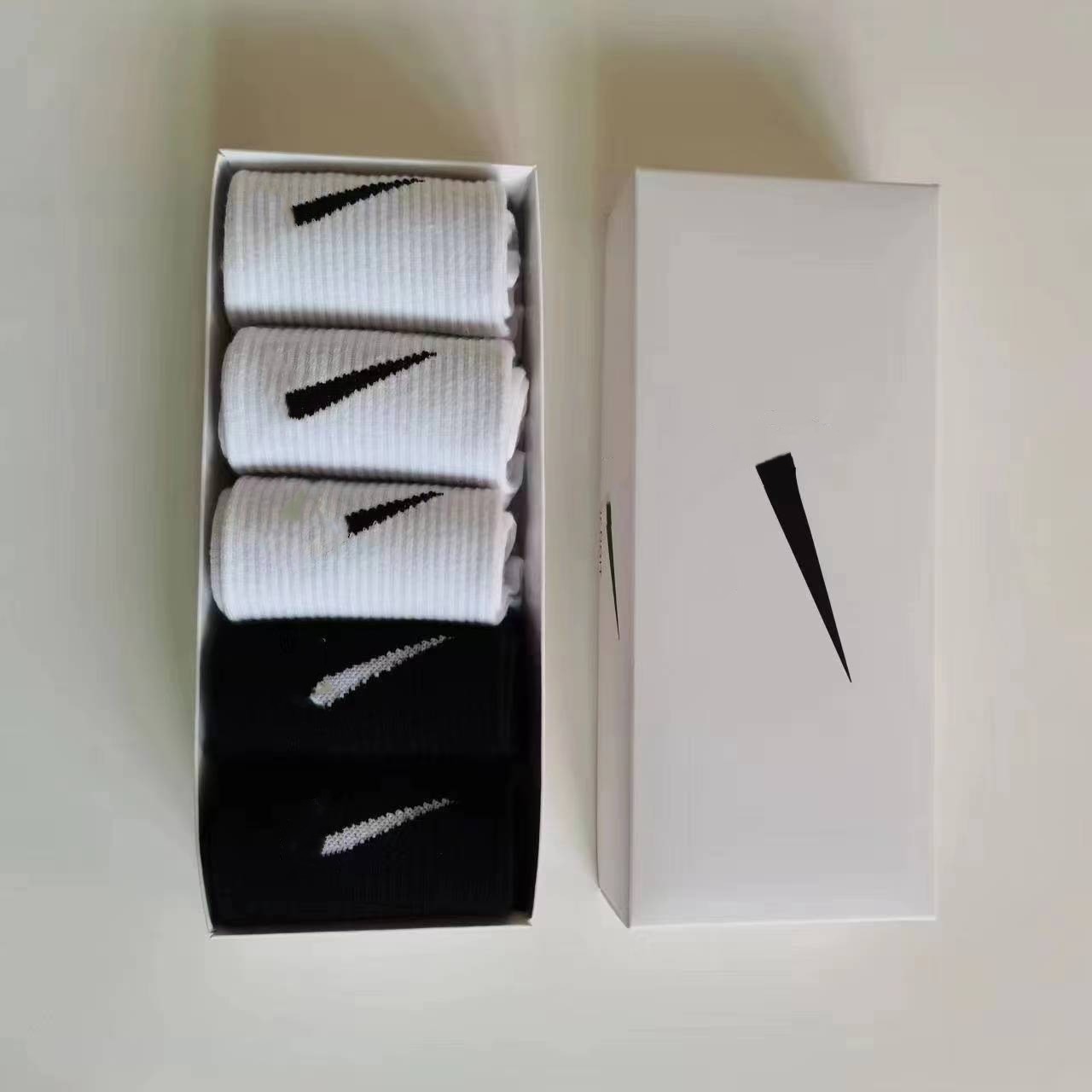 /Designer stylish sports letter N printed socks pure cotton man woman cotton athletic basketball socks box packaging