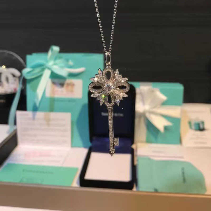 Designer Light luxe niche tiffay and co serti de diamants flocon de neige clé pendentif collier clavicule chaîne cadeau féminin pour meilleur ami Instagram tendance minimaliste
