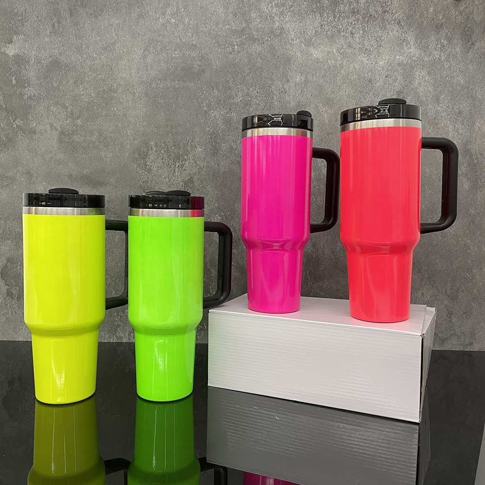 Vente en gros en vrac Conception de logo gravé au laser personnalisé Couleurs néon de sublimation vierges Gobelet quencher H2.0 de 30 oz 40 oz avec poignée et paille, vendu à la caisse