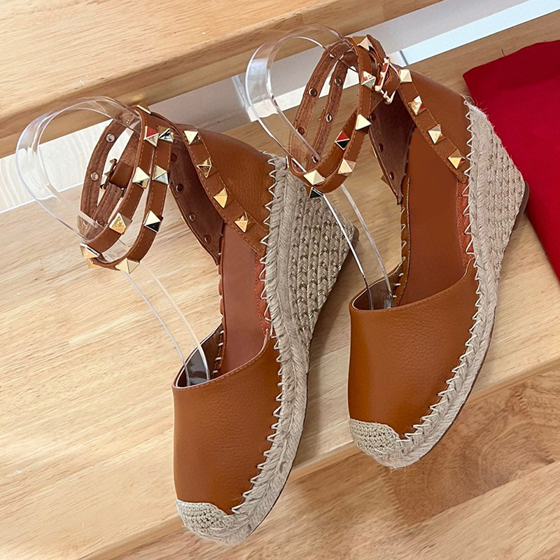 Été nouveau haut de gamme femmes sandales à talons compensés en cuir véritable matériel métal Rivet décor sandales à talons hauts conception de tissage à la main chaussures pour femmes à fond épais