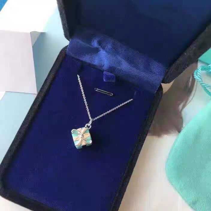 Дизайнерское ожерелье в подарочной коробке Tiffay and Co. Ожерелье из стерлингового серебра 925 пробы с покрытием из 18-каратного золота синего цвета. Рождественская подарочная коробка. Подвеска-цепочка на ключицу.
