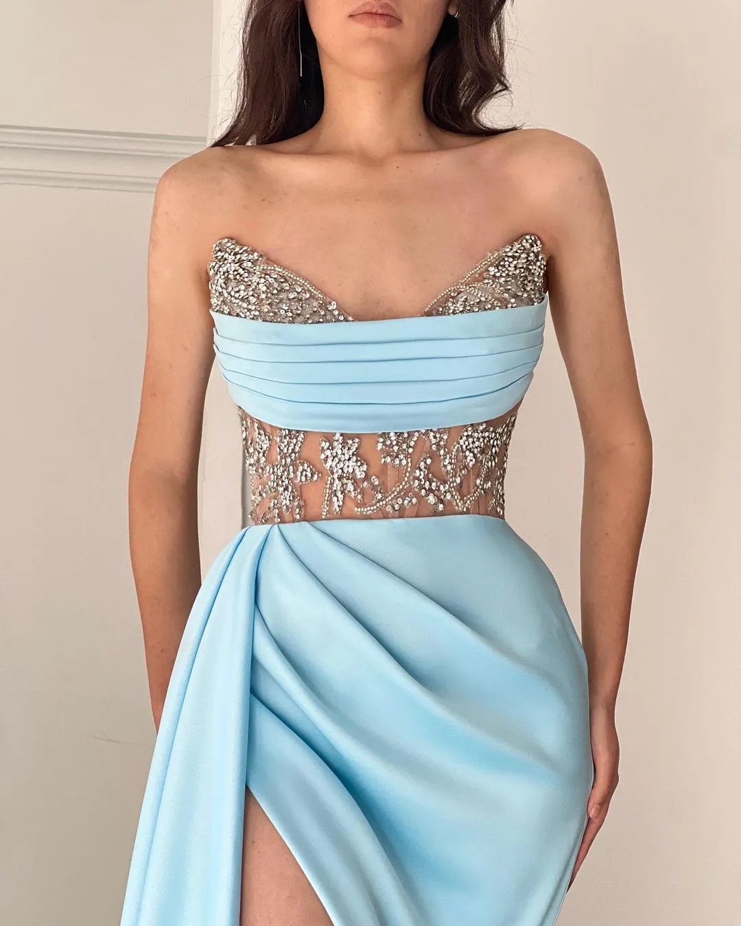 Axless Prom Dresses Sky Blue V Neck paljetter Fest aftonklänning Ben kropps veck svep tågklänningar för speciella tillfällen yd