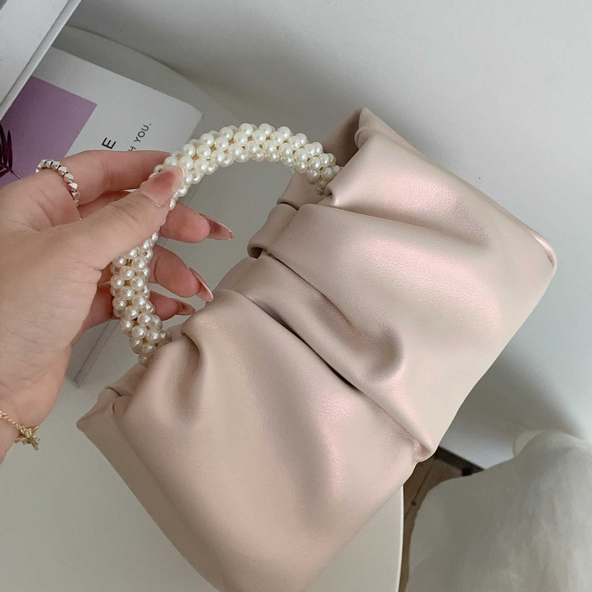 Torby na ramię designerskie torebki Pearl Handheld Tote Bag wszechstronne złożone Crossbody Cloud Light Telefon 240311