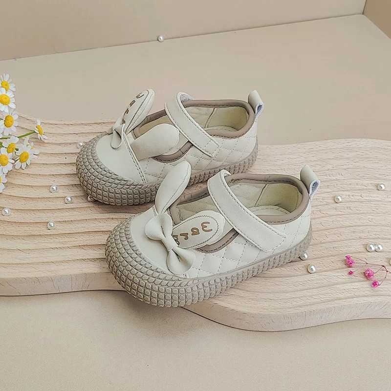 First Walkers 0-3 ans chaussures de printemps tous les jours pour les enfants avec des oreilles mignonnes kaki beige décombres doux petites filles garçons baskets bébé marcheurs en plein air 240315